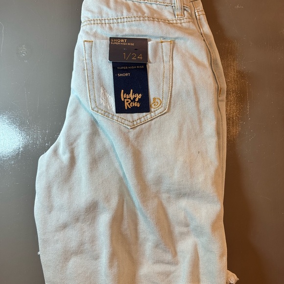 Shorts - Picture 3 of 3